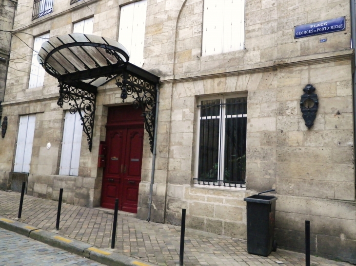 Marquise sur un immeuble ancien de la place Georges de Porto-Riche. - Bordeaux