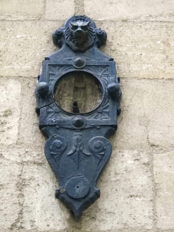 Support d'horloge sur un immeuble ancien de la place Georges de Porto-Riche - Bordeaux