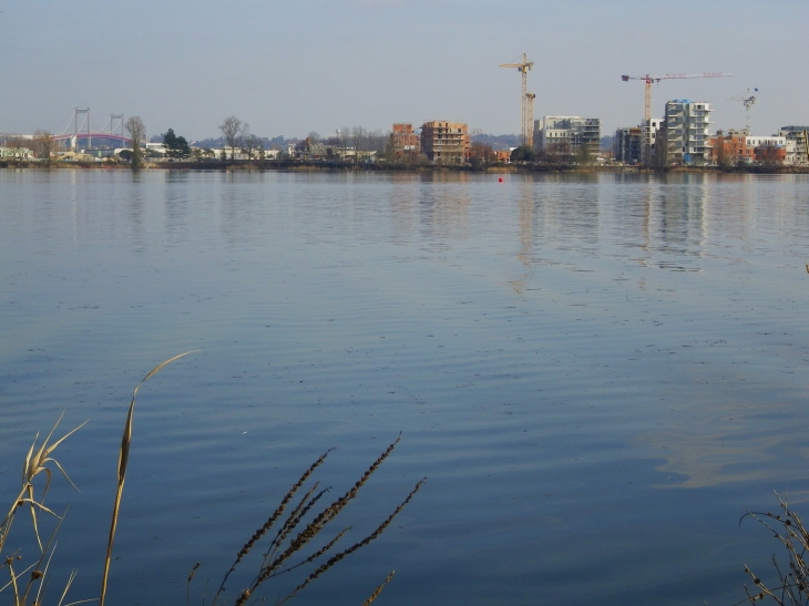 Le lac de Bordeaux: au fond à droite, le pont d'Aquitaine et en face le chantier de l'éco-quartier Ginko.