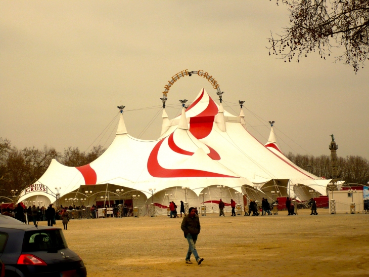 Un Cirque place des Quinconces. - Bordeaux