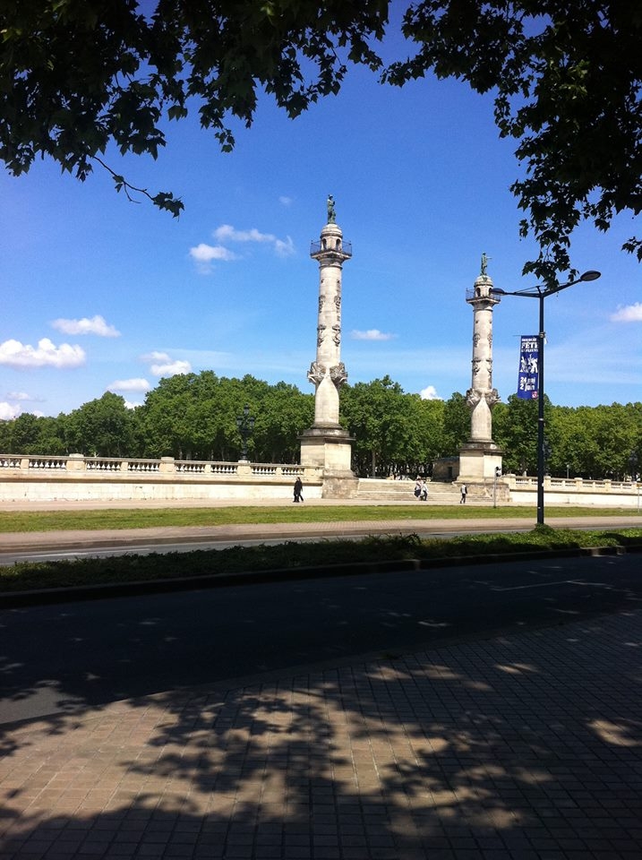  Les colonnes rostrales (21m de haut) situées face à la Garonne, ont été construites par Pierre-Alexande Poitevin en 1829. - Bordeaux