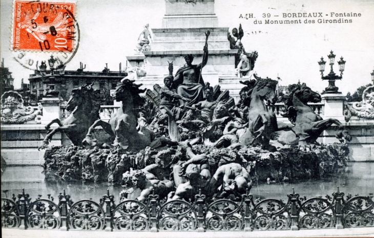 Fontaine des Monuments des Girondins, vers 1910 (carte postale ancienne). - Bordeaux