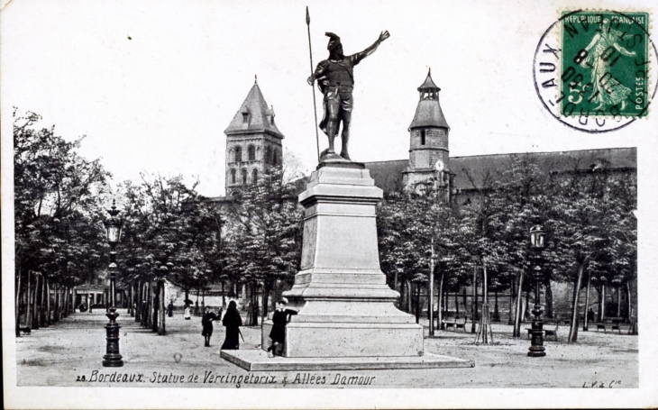 Statue de Vercingétorix & Allées damour, vers 1910 (carte postale ancienne). - Bordeaux