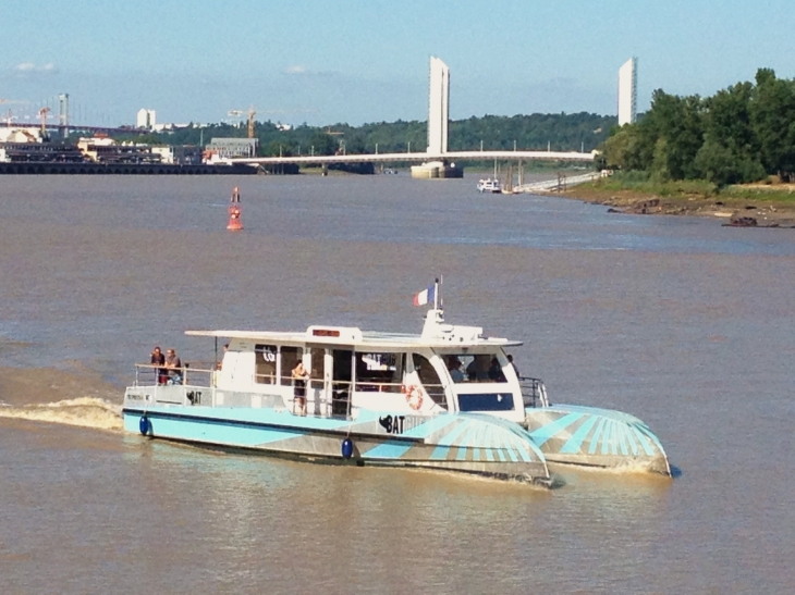 Trimaran à propulsion hybride électrique/diésel pour le transport de passagers en Bordeaux, La Bastide et Lormont.