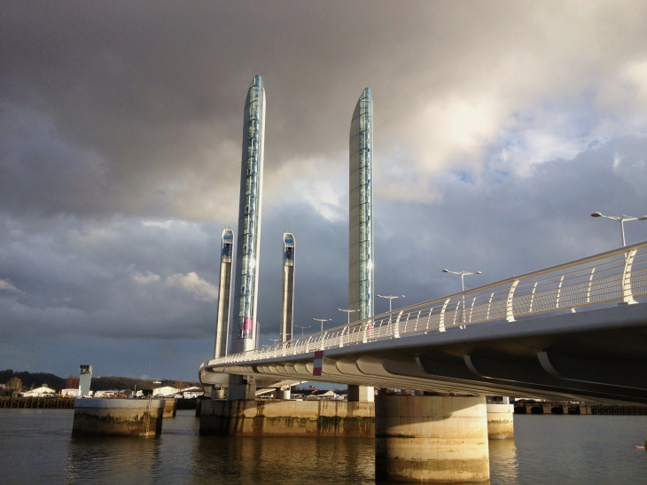 Le pont levant. - Bordeaux