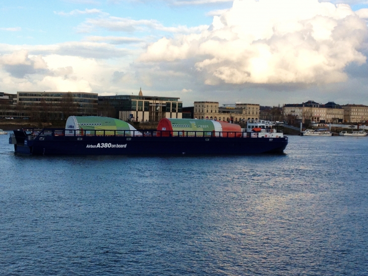 Le Breuil, bateau transportant des éléments de l'airbus A380 entre Le Verdon et Langon à destination de Toulouse. - Bordeaux