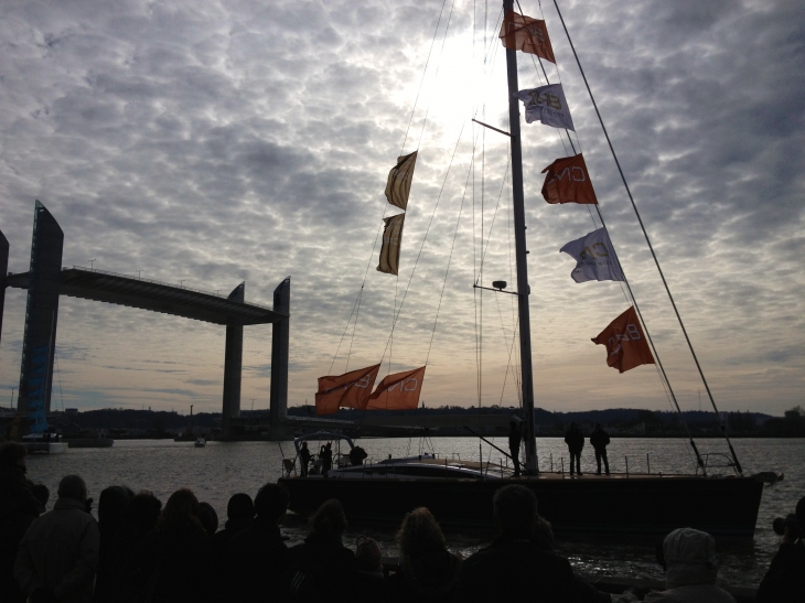 Le défilé nautique pour l'inauguration du pont levant. - Bordeaux