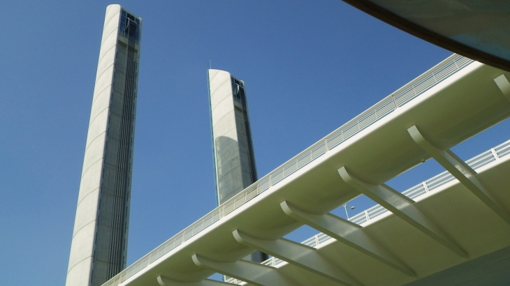 Le Batcub passe sous le pont levant. - Bordeaux