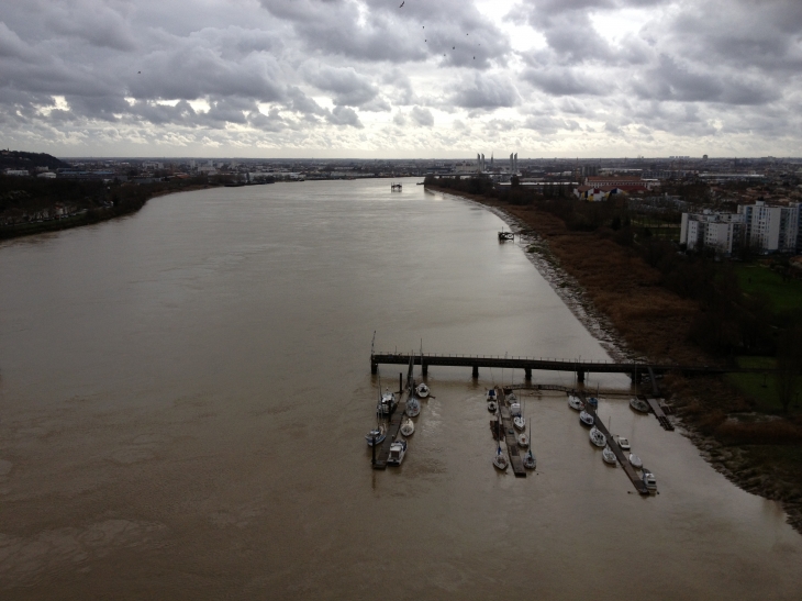 La Garonne vue du pont d'Aquitaine. - Bordeaux