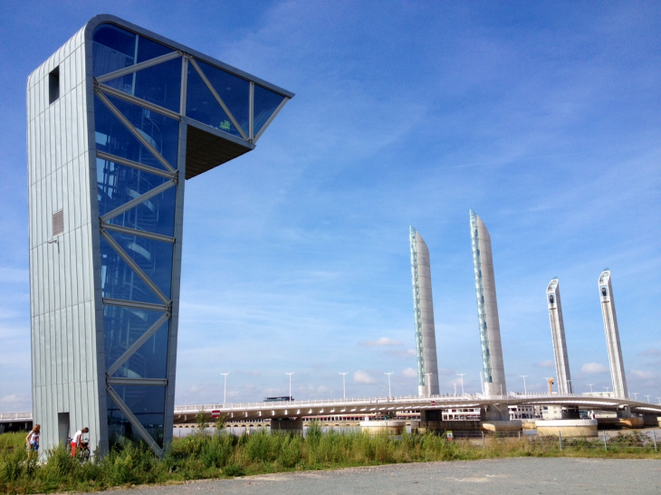 Tour de contrôle et de manoeuvre du pont levant. - Bordeaux