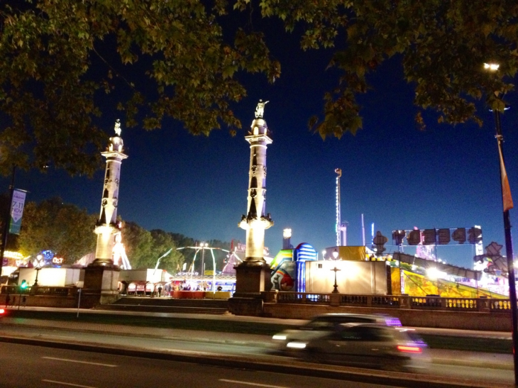 La place des Quinconces lors de la foire aux plaisirs. - Bordeaux