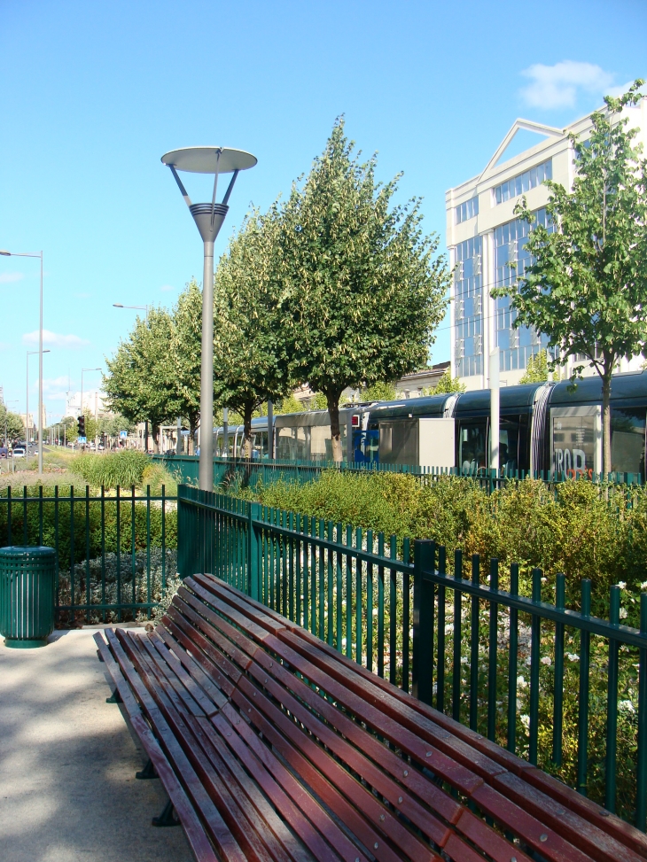 PETIT SQUARE AIRE DE JEU POUR ENFANT ET TRAM RUE D ORNANO - Bordeaux