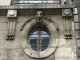 Photo suivante de Bordeaux Mascaron et garde-corps de balcon en fer-forgé sur un immeuble ancien de la place Georges de Porto-Riche.