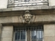 Photo suivante de Bordeaux Mascaron et garde-corps de balcon en fer-forgé sur un immeuble ancien de la place Georges de Porto-Riche.