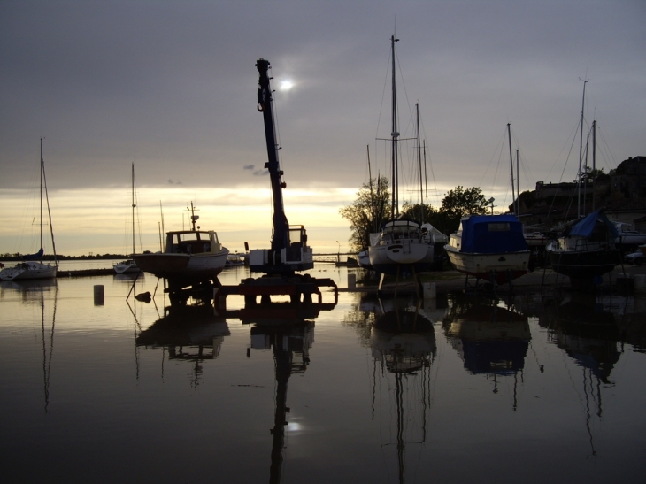 Le port au coucher du soleil. - Bourg