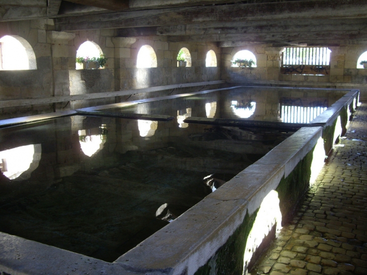 Intérieur du lavoir. - Bourg