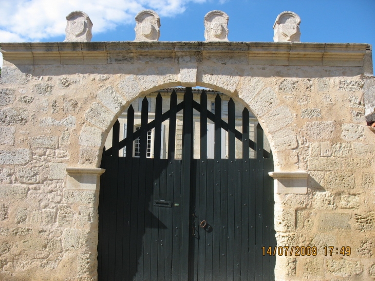 Un portail d'une rue bourgeoise