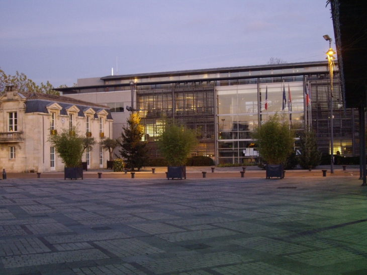 Bibliothèque et Hôtel de Ville (1995). - Bruges