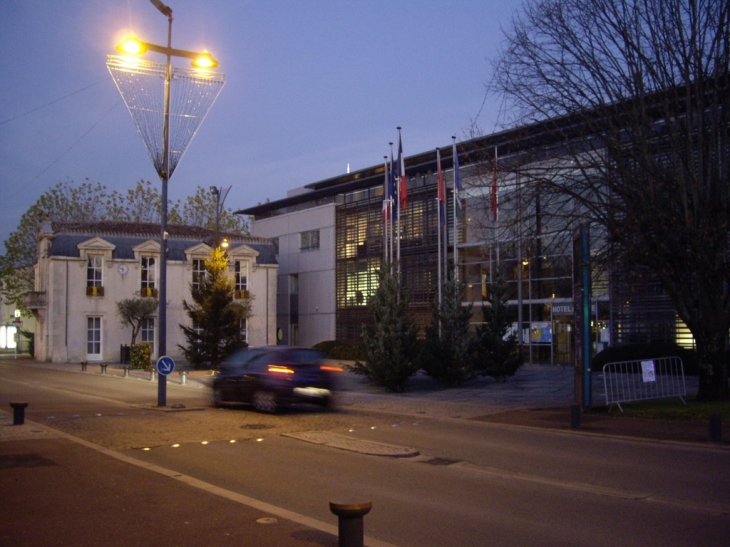 Bibliothèque et Hôtel de Ville (1995). - Bruges