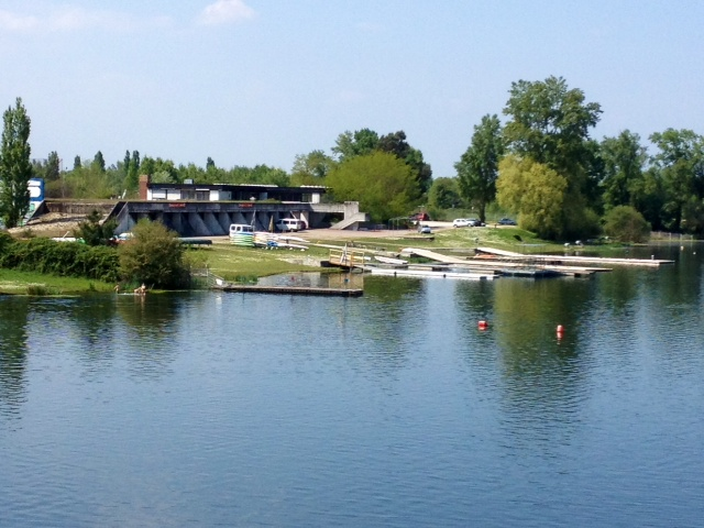 Le club d'aviron sur le lac de Bordeaux. - Bruges