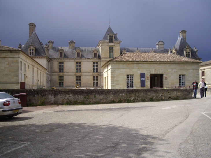 Le château des ducs d'Epernon, début 17ème (MH). - Cadillac