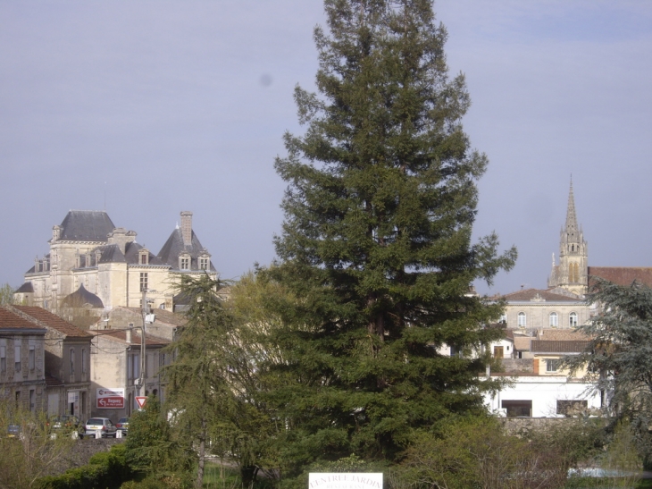 Le château des ducs d'Epernon 17ème et l'église gothique 15ème. - Cadillac