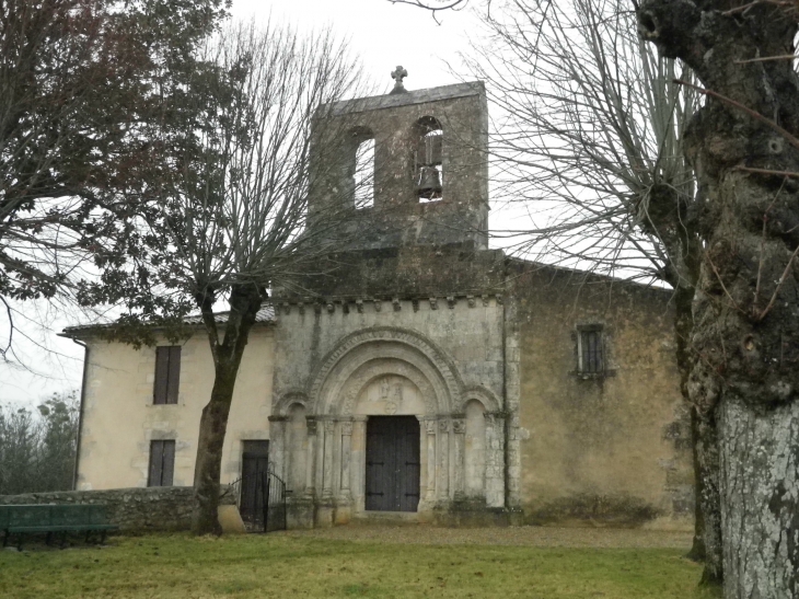 L'église romane Saint Saturnin et son clocher-peigne. - Cardan