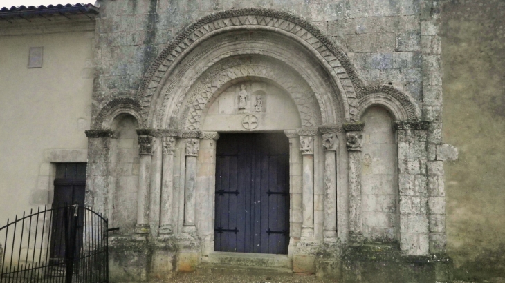 Le portail roman ouvragé de l'église Saint Saturnin. - Cardan