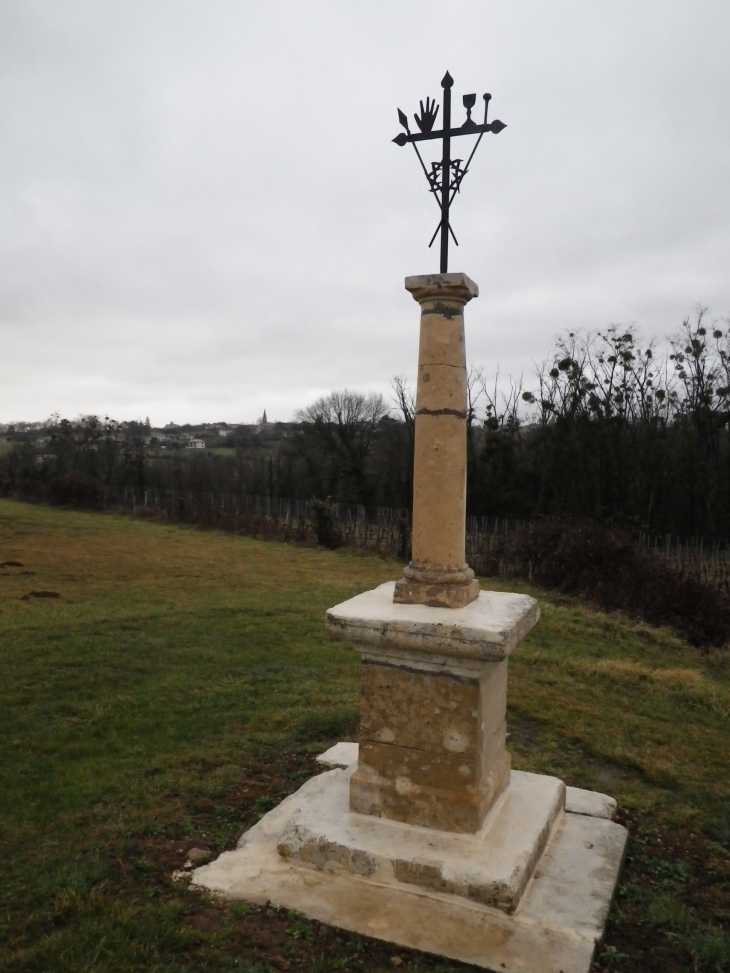 Le crucifix derrière l'église. - Cardan