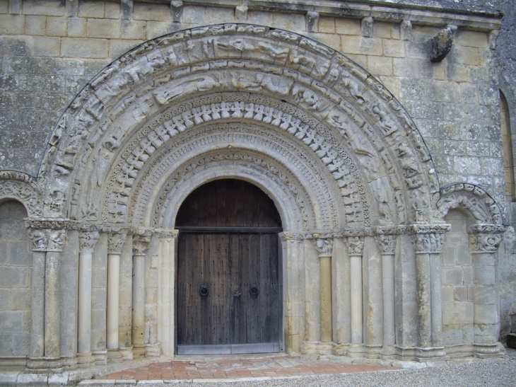 Portail de style saintongeais à 5 voussures avec des personnages et un riche décor végétal. - Castelviel