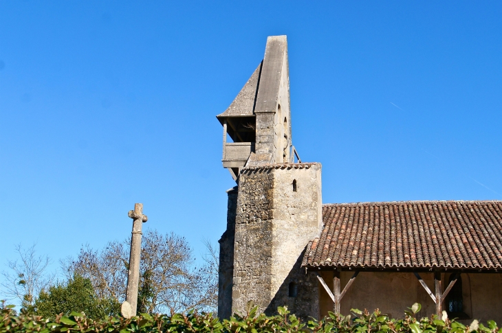 Clocher de l'église Saint Romain de Mazérac. - Castets-en-Dorthe