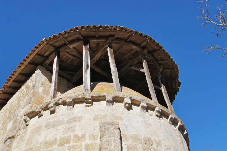 Une partie du chevet de l'église Saint Romain de Mazérac. - Castets-en-Dorthe