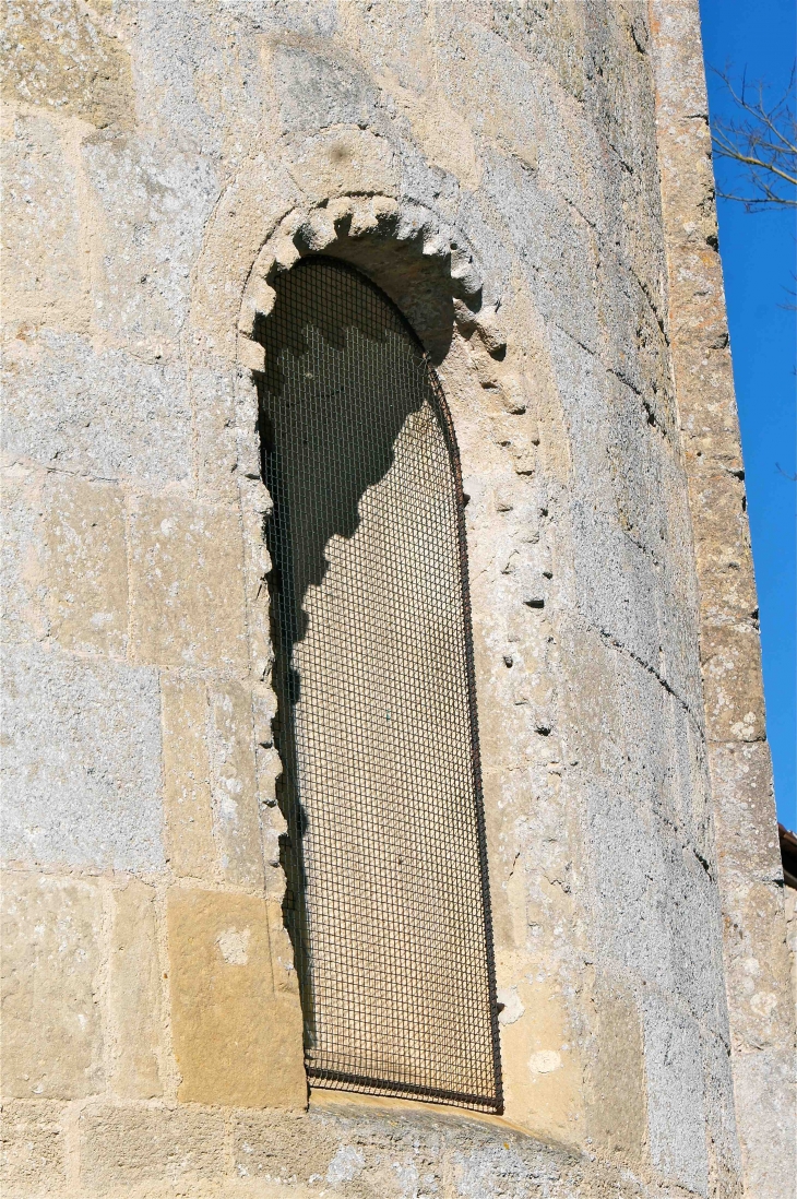 Une fenêtre du chevet de l'église Saint Romain de Mazérac. - Castets-en-Dorthe