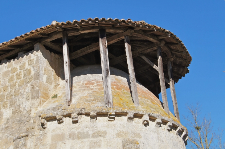 Détail de la couverture du chevet de l'église Saint Romain de Mazérac. - Castets-en-Dorthe