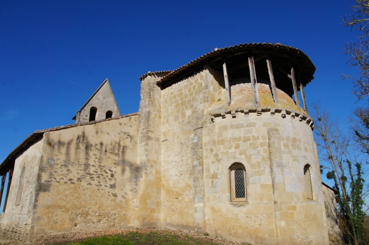 Le Chevet coté sud de l'église Saint Romain de Mazérac. - Castets-en-Dorthe