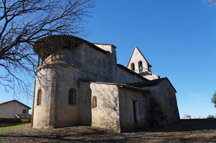 Le chevet coté nord de l'église Saint Romain de Mazérac. - Castets-en-Dorthe