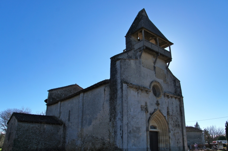 Façade nord ouest de l'église Saint Romain de Mazérac. - Castets-en-Dorthe