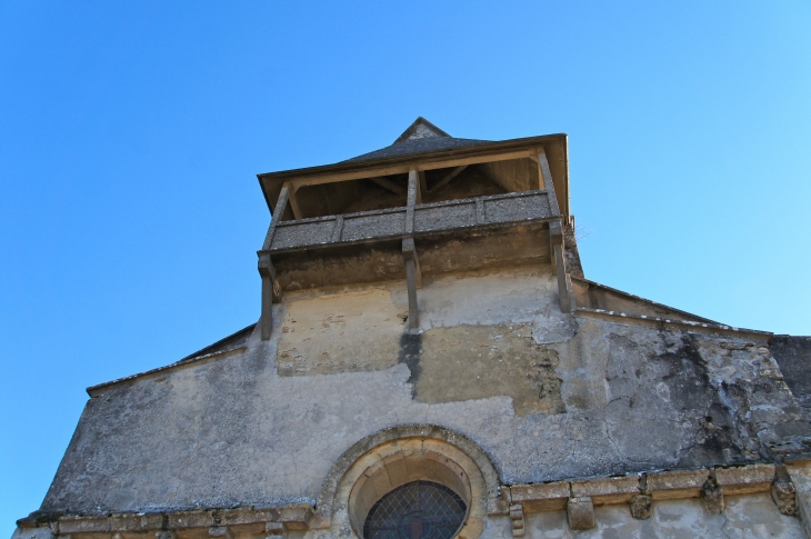 Le clocher mur de l'église Saint Romain de Mazérac. - Castets-en-Dorthe