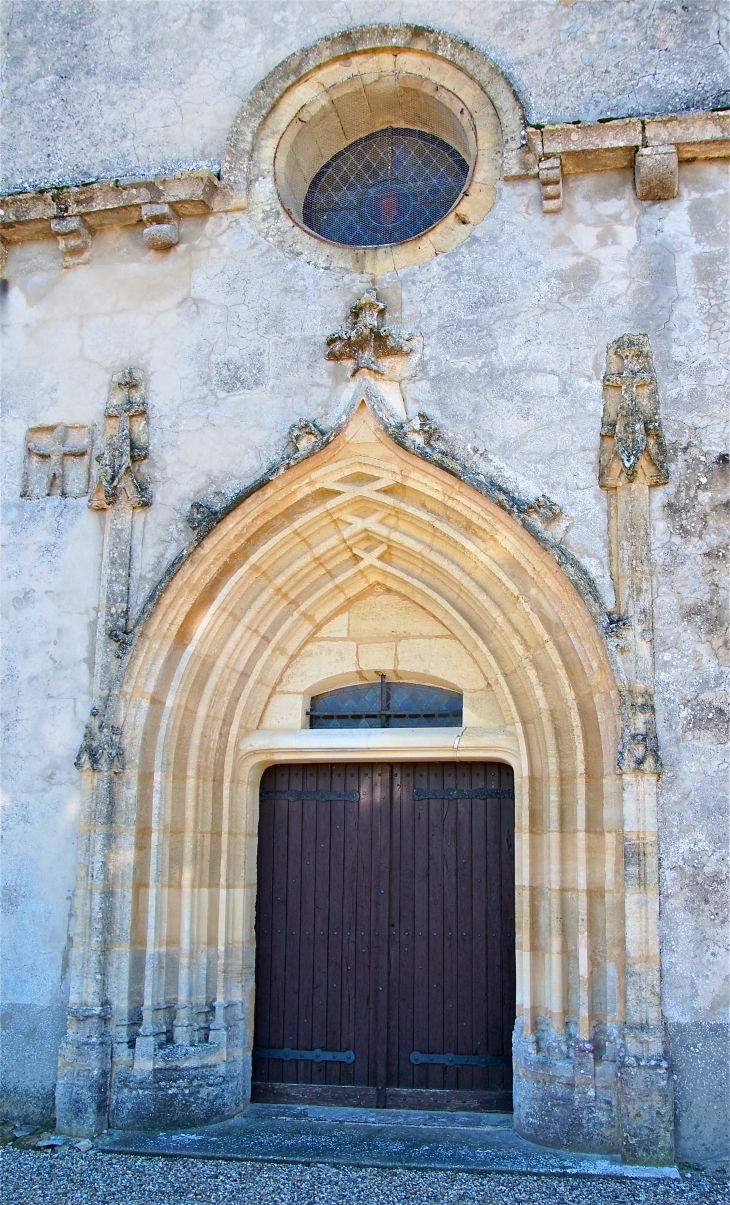 Le portail ouest de l'église Saint Romain de Mazérac. - Castets-en-Dorthe