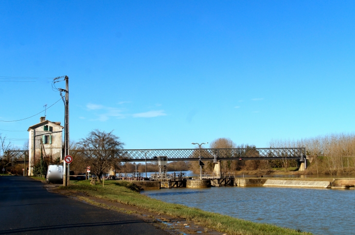 L'écluse N° 53, fin du canal et le pont Eiffel sur la Garonne. - Castets-en-Dorthe