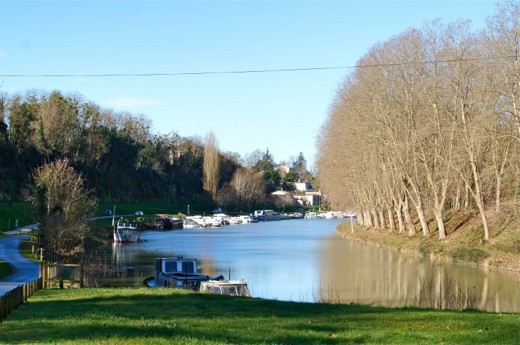 Le port fluvial. - Castets-en-Dorthe