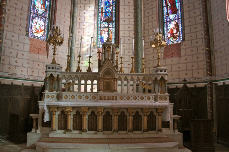 Eglise Saint-Louis : Le Maître Autel en marbre blanc et gris, qui supporte le tabernacle, date de 1865. - Castets-en-Dorthe