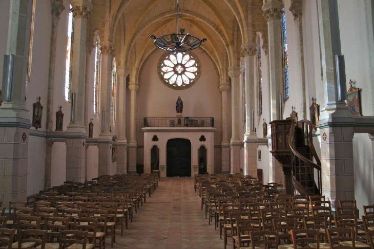 Eglise Saint Louis : la nef vers le portail. - Castets-en-Dorthe