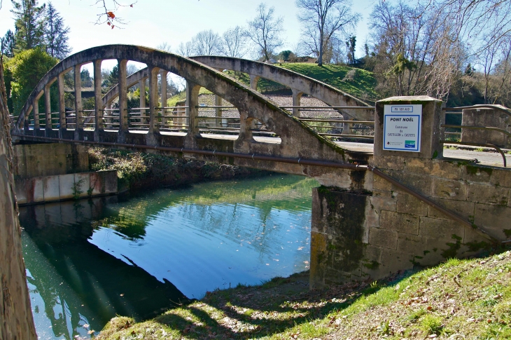 Le pont Noel sur le canal latéral à la Garonne. - Castillon-de-Castets