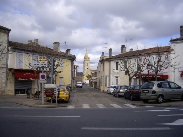 L'église depuis la place de la mairie. - Castres-Gironde