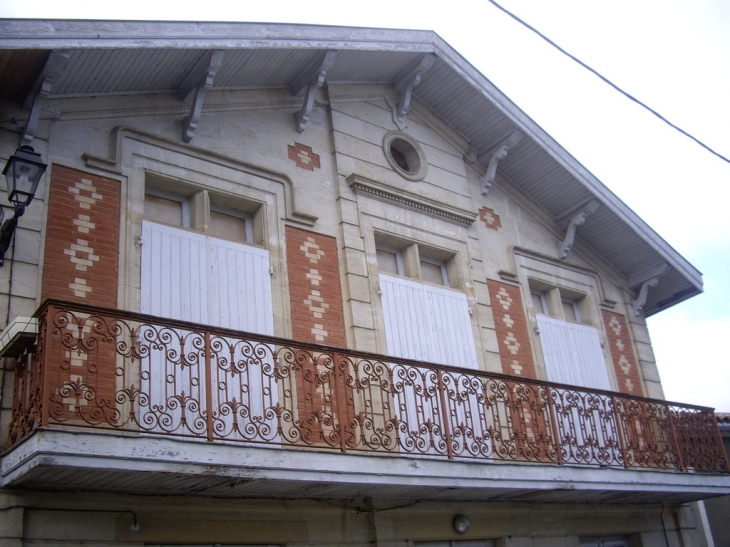 Maison ancienne. - Castres-Gironde