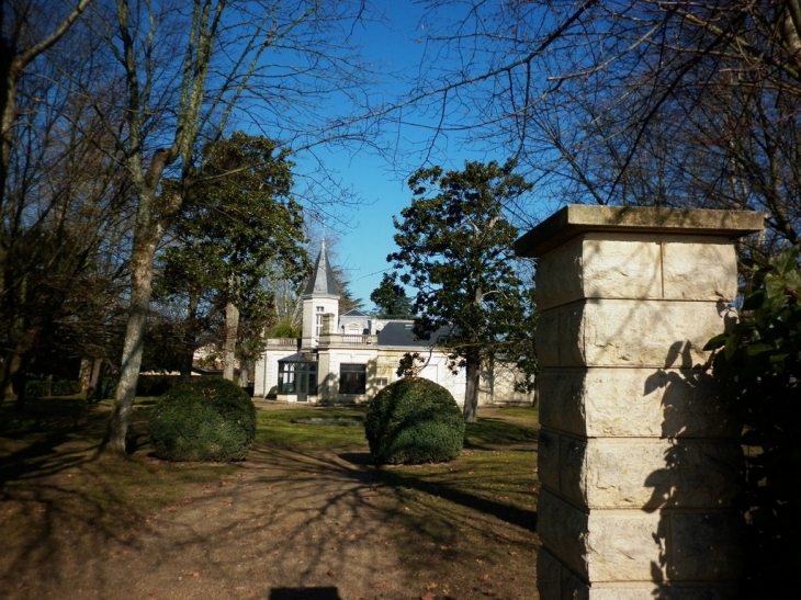 Le château Ferrande. - Castres-Gironde