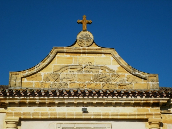 Le fronton du presbytère. - Castres-Gironde