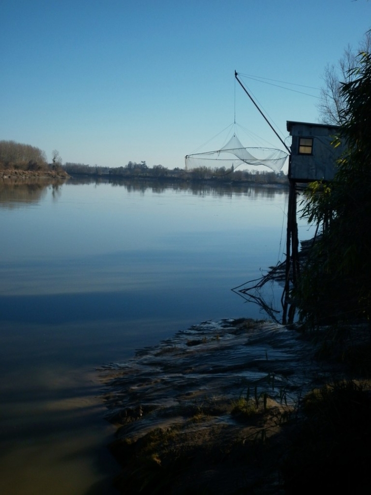 Un carrelet sur les bords de la Garonne. - Castres-Gironde