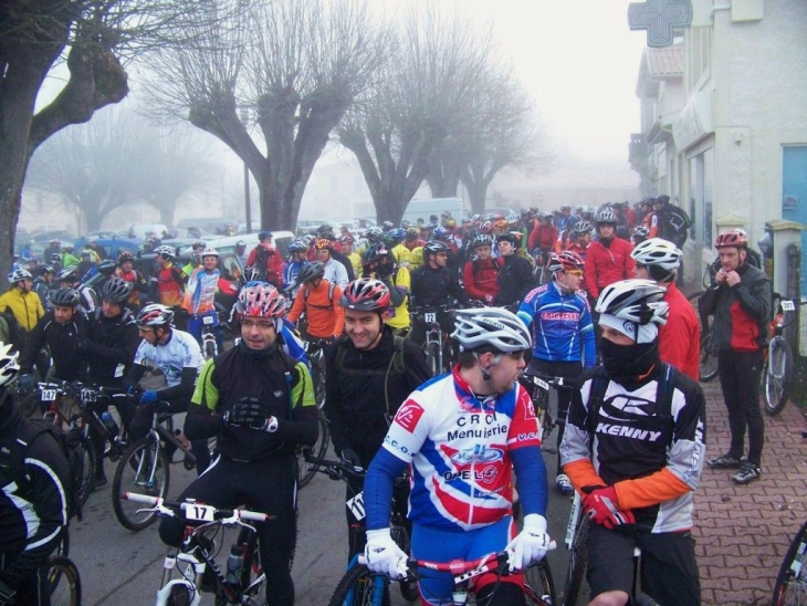 Départ de la LGV (La Grande Virée), rando vtt organisée par le Castres Cyclo Club. - Castres-Gironde